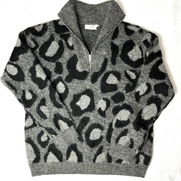 RD Style Women's M 1/4 Zip Mock Neck Animal Print Sweater Gray Black NWOT - Picture 2 of 9